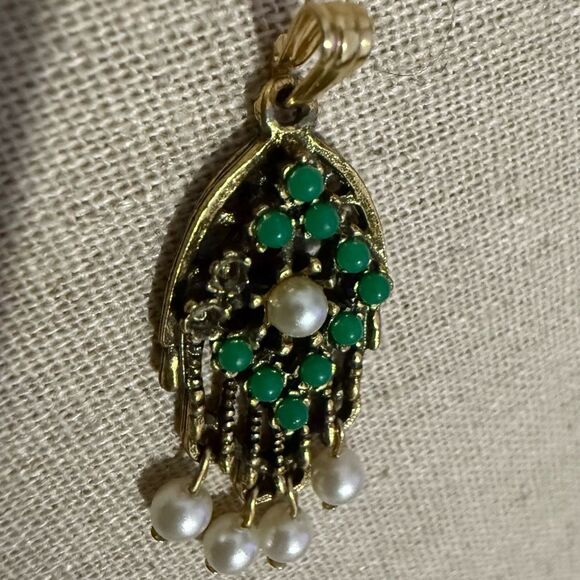 VINTAGE SARAH COVENTRY HAMSA PENDANT WITH PEARLS & GREEN STONES - Picture 7 of 17
